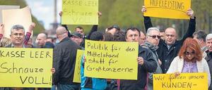 Fahrer aller Berliner Taxiverbände protestierten am Montag gegen die Gebühren am BER. Tausende blockierten die Straße des 17. Juni.Fotos: Ch. Mang/dpa, Schuh
