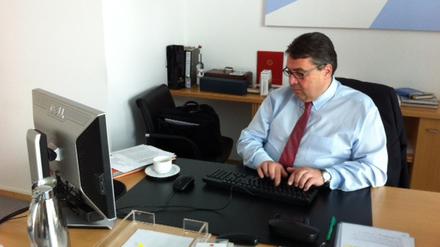 Der SPD-Vorsitzende Sigmar Gabriel vor seinem Rechner, bei der Debatte mit den Leserinnen und Lesern von Tagesspiegel.de.