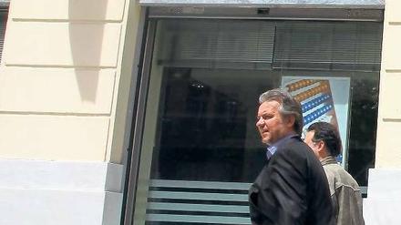 Schieflage. Auch die Piraeus-Bank wird mit fünf Milliarden Euro gestützt. Foto: dapd