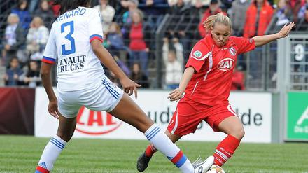 Am Ziel vorbei: Isabel Kerschowski (r.) scheidet mit Turbine Potsdam gegen Olympique Lyon um Wendie Renard aus.