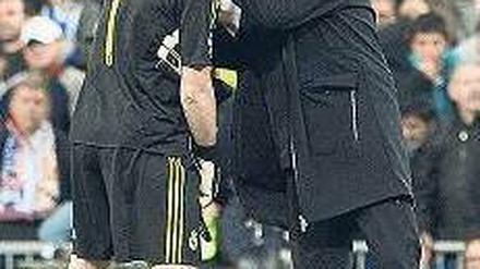 Von jubelnden und tragischen Helden. Münchens Torwart Manuel Neuer (großes Bild, Mitte) kann sein Glück kaum fassen, Madrids Trainer José Mourinho hatte Neuers Gegenüber Iker Casillas ohne Erfolg auf das Elfmeterschießen eingeschworen (oben rechts), und Cristiano Ronaldo blieb am Ende nur der melancholische Blick zum Himmel. Fotos: dpa (2), AFP