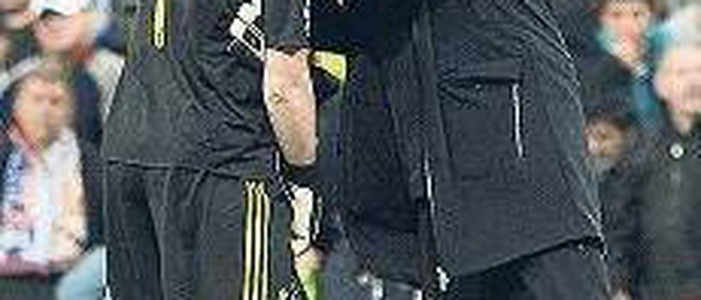 Von jubelnden und tragischen Helden. Münchens Torwart Manuel Neuer (großes Bild, Mitte) kann sein Glück kaum fassen, Madrids Trainer José Mourinho hatte Neuers Gegenüber Iker Casillas ohne Erfolg auf das Elfmeterschießen eingeschworen (oben rechts), und Cristiano Ronaldo blieb am Ende nur der melancholische Blick zum Himmel. Fotos: dpa (2), AFP