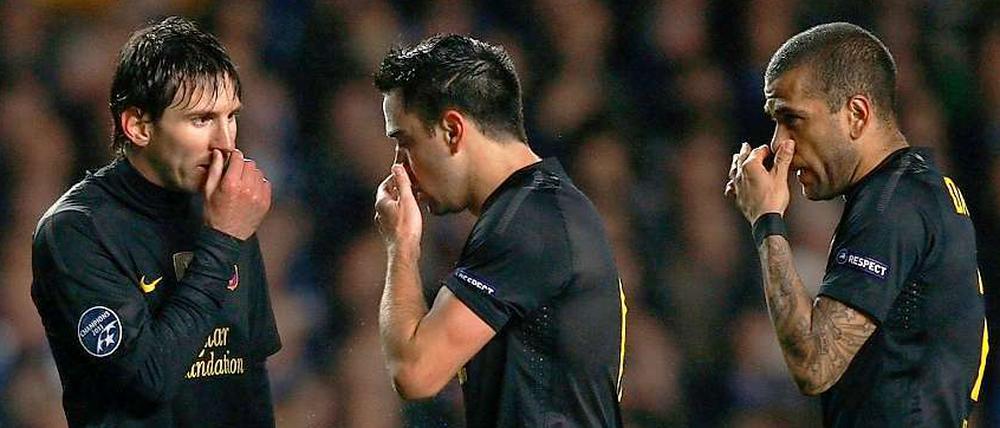 Lionel Messi, Xavi und Dani Alves staunen über die unerwartete Mini-Krise ihres Vereins.