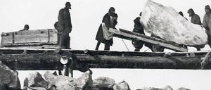 Tod durch Arbeit. Häftlinge beim Abladen von Steinbrocken am Weißmeer-Ostsee-Kanal, 1932.