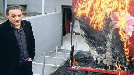 Protest. Antonio Manfredi verbrennt vor seinem Privatmuseum das Gemälde der Französin Severine Bourguignon. Foto: Reuter