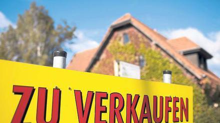 Geschätzt wechselten 2011 Immobilien im Wert von etwa 170 Milliarden Euro den Eigentümer. Foto: dpa