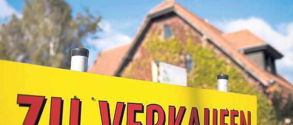 Geschätzt wechselten 2011 Immobilien im Wert von etwa 170 Milliarden Euro den Eigentümer. Foto: dpa