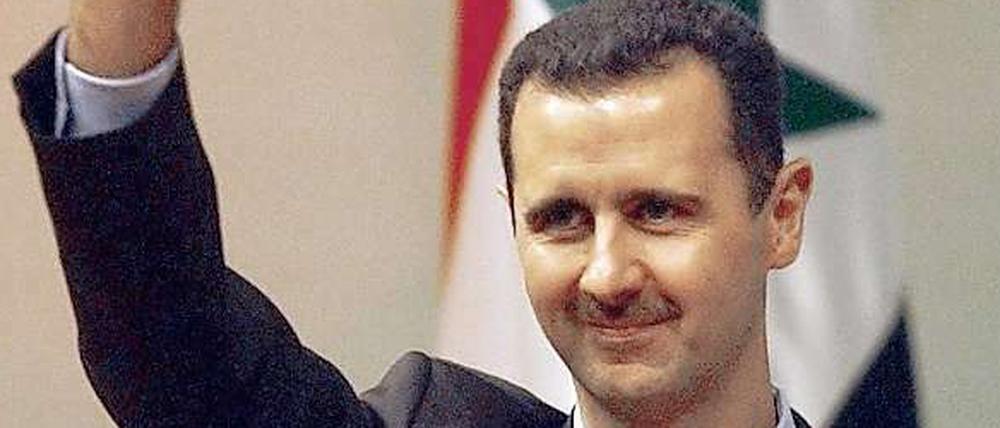 Der syrische Präsident Baschar al-Assad hebt in Damaskus grüßend die Hand (Archivfoto vom 15.08.2006). Die syrische Regierung hat die Einstellung aller Kampfhandlungen ihrer Truppen ab Donnerstagmorgen angekündigt. Sie behalte sich aber das Recht vor, auf eventuelle Angriffe der Rebellen «angemessen zu reagieren», heißt es in einem Schreiben des syrischen Außenministeriums an den Syrien-Sondergesandten Annan. Das teilte Annans Büro am Mittwoch (11.04.2012) in Genf mit. 