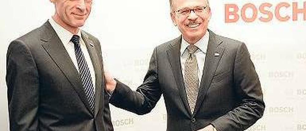 Chefwechsel. Franz Fehrenbach (rechts) übergibt an Volkmar Denner. Foto: dapd