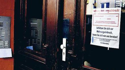 Warnung vor Einbrechern. Mit diesem Hinweis macht die Polizei Hausbewohner darauf aufmerksam, dass in ihrer Nachbarschaft eingebrochen wurde. Sie appelliert zudem an Mieter und Eigentümer, ihre Wohnungen besser zu sichern.