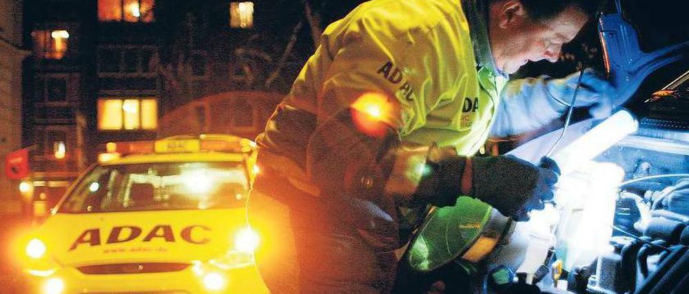 Schon wieder die Batterie? 2011 mussten die „Gelben Engel“ 860 000 Mal Starthilfe leisten. Foto: ddp