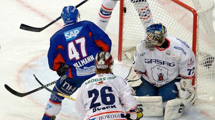 Christoph Ullmann (47) erzielt das 1:0 für Mannheim. Das konnten die Eisbären noch ausgleichen, später zogen die Adler dann uneinholbar davon.