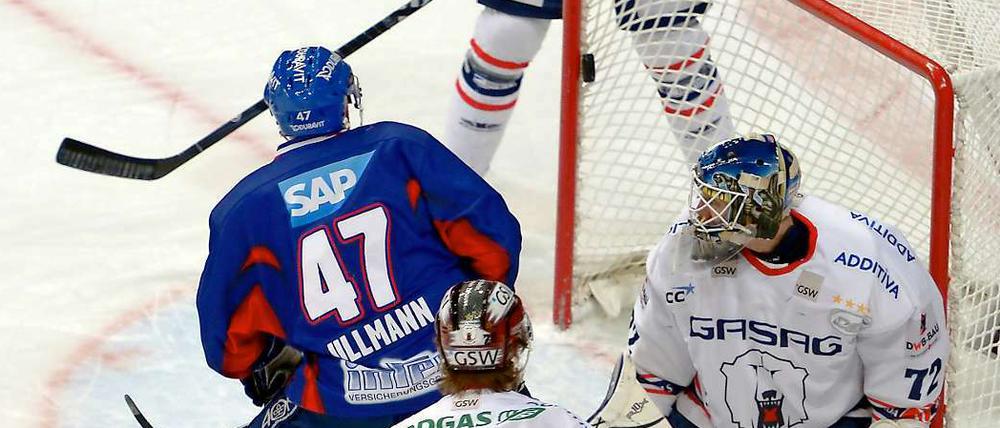 Christoph Ullmann (47) erzielt das 1:0 für Mannheim. Das konnten die Eisbären noch ausgleichen, später zogen die Adler dann uneinholbar davon.