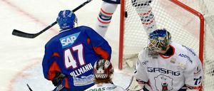Christoph Ullmann (47) erzielt das 1:0 für Mannheim. Das konnten die Eisbären noch ausgleichen, später zogen die Adler dann uneinholbar davon.