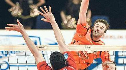 Aggressiv und willensstark. Die Berlin Volleys um Roko Sikiric (Mitte) ließen sich im vierten Finalspiel von der Atmosphäre in der Max-Schmeling-Halle anstecken. 7381 Zuschauer bedeuteten einen neuen Rekord in dieser Saison.Foto: dapd