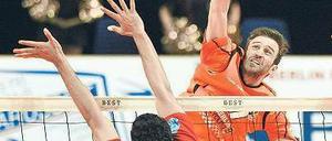 Aggressiv und willensstark. Die Berlin Volleys um Roko Sikiric (Mitte) ließen sich im vierten Finalspiel von der Atmosphäre in der Max-Schmeling-Halle anstecken. 7381 Zuschauer bedeuteten einen neuen Rekord in dieser Saison.Foto: dapd