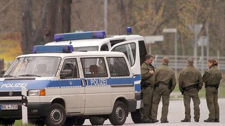 Polizeieinsatz in Hennigsdorf. Ein Mann hatte gedroht, ein Firmengebäude zu sprengen.