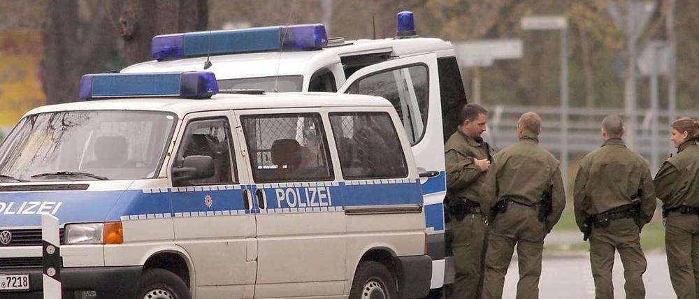 Polizeieinsatz in Hennigsdorf. Ein Mann hatte gedroht, ein Firmengebäude zu sprengen.