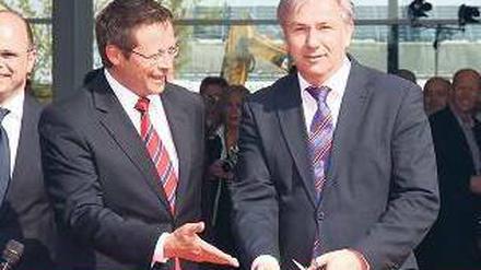 Rotes Band. Wowereit (r.) und Audi-Vertriebschef Renz eröffneten das neue Audi- Zentrum in Adlershof.Foto: Eventpress Herrmann