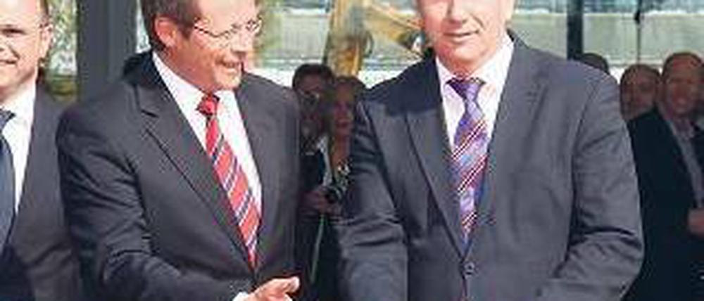 Rotes Band. Wowereit (r.) und Audi-Vertriebschef Renz eröffneten das neue Audi- Zentrum in Adlershof.Foto: Eventpress Herrmann