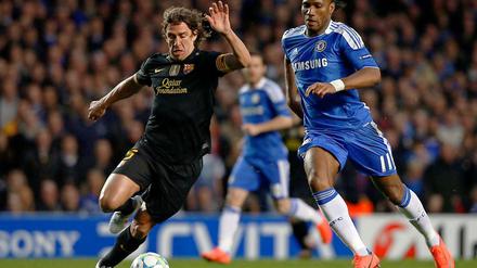 Carles Puyol von Barcelona und Chelsea-Spieler Didier Drogba