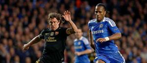 Carles Puyol von Barcelona und Chelsea-Spieler Didier Drogba