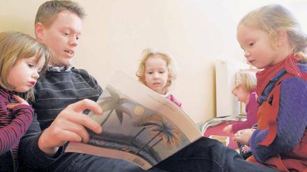 Spaß am Buch. Erwachsene können den Kindern den Zugang zur Schrift erleichtern, wenn sie beim Vorlesen ein paar Kniffe beachten.