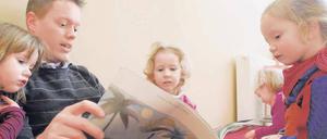 Spaß am Buch. Erwachsene können den Kindern den Zugang zur Schrift erleichtern, wenn sie beim Vorlesen ein paar Kniffe beachten.