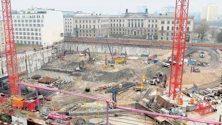 Stillstand mit Ersatzverkehr. An der Großbaustelle am Leipziger Platz bleibt die U-Bahnlinie 2 bis auf Weiteres unterbrochen. Fahrgäste müssen zwischen Mohrenstraße und Potsdamer Platz auf Busse umsteigen. Foto: dpa/Britta Pedersen