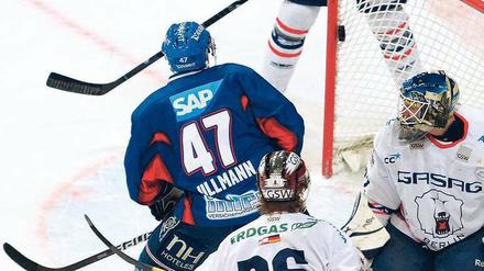 Auf verlorenem Posten. Ullmanns 1:0 konnten die Eisbären noch ausgleichen, später zogen die Adler dann uneinholbar davon. Foto: dapd