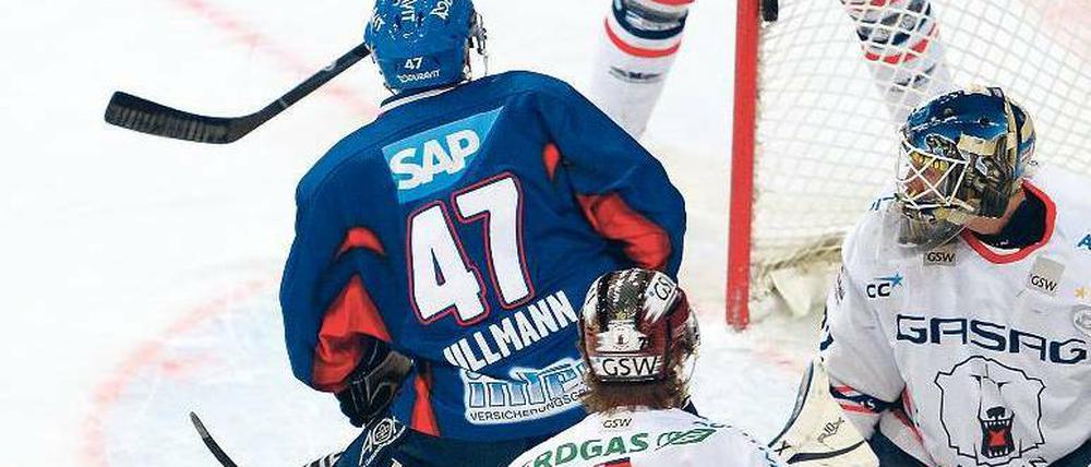 Auf verlorenem Posten. Ullmanns 1:0 konnten die Eisbären noch ausgleichen, später zogen die Adler dann uneinholbar davon. Foto: dapd