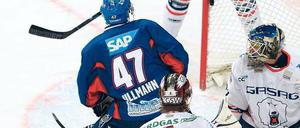 Auf verlorenem Posten. Ullmanns 1:0 konnten die Eisbären noch ausgleichen, später zogen die Adler dann uneinholbar davon. Foto: dapd