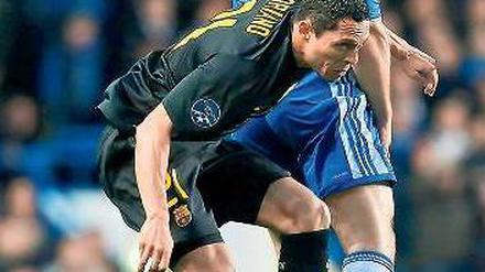 Obenauf. Chelseas Ivanovic springt höher als Gegenspieler Adriano. Foto: dapd