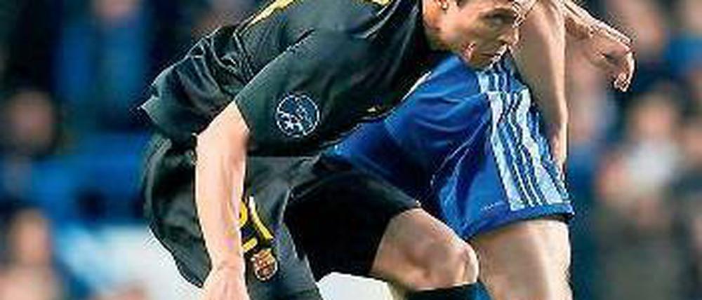 Obenauf. Chelseas Ivanovic springt höher als Gegenspieler Adriano. Foto: dapd