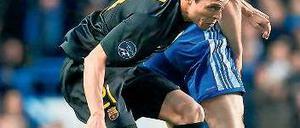 Obenauf. Chelseas Ivanovic springt höher als Gegenspieler Adriano. Foto: dapd