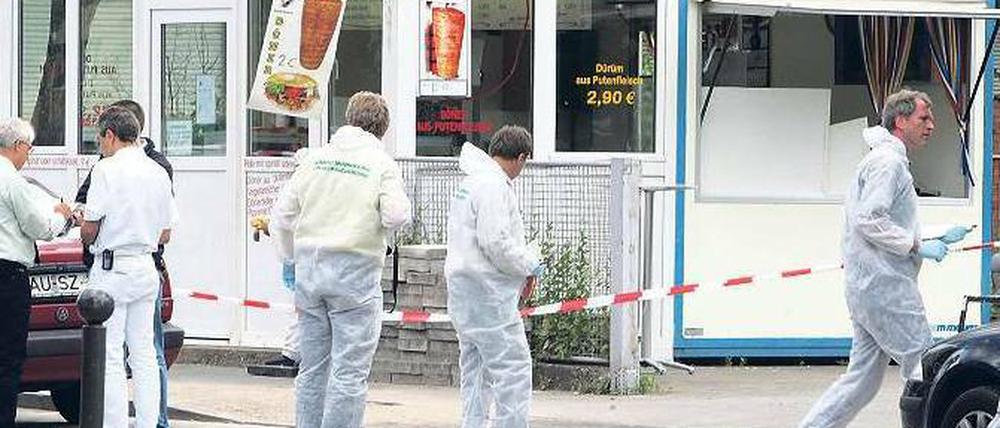 Polizisten an dem Nürnberger Imbiss, dessen Besitzer im Juni 2006 erschossen wurde. 