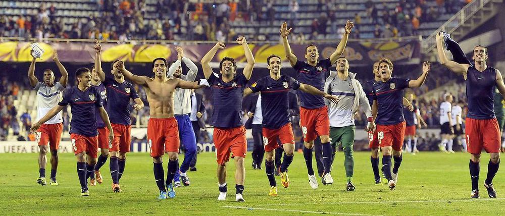 Jubelnd ziehen die Spieler von Atlético Madrid nach dem 1:0-Sieg gegen Valencia über das Spielfeld.