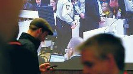Justizreporter während der Verhandlung im Presseraum des Gerichts. Foto: Reuters