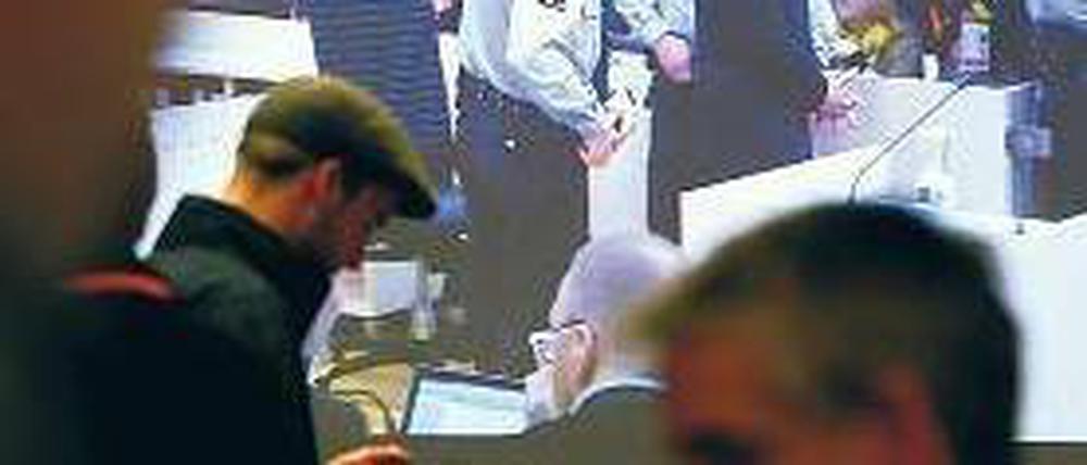 Justizreporter während der Verhandlung im Presseraum des Gerichts. Foto: Reuters