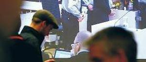 Justizreporter während der Verhandlung im Presseraum des Gerichts. Foto: Reuters