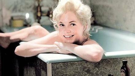 Die Pose im Bade. Michelle Williams alias Marilyn Monroe. 