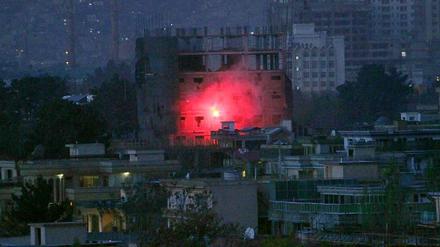 Auch in der Nacht von Sonntag auf Montag hat es in Kabul wieder Gefechte zwischen Taliban-Kämpfern und afghanischen Sicherheitskräften gegeben.