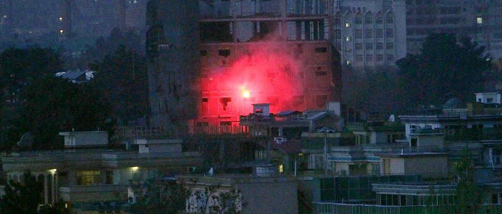 Auch in der Nacht von Sonntag auf Montag hat es in Kabul wieder Gefechte zwischen Taliban-Kämpfern und afghanischen Sicherheitskräften gegeben.