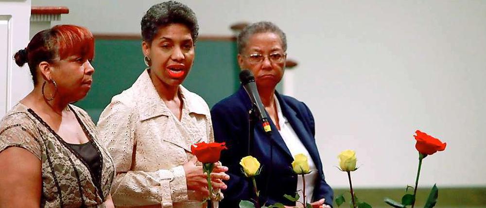 Frauen bei einer Trauerfeier in einer Kirche in Tulsa für die Opfer der tödlichen Schüsse.