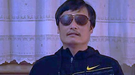 Der blinde chinesische Menschenrechtsaktivist Guangcheng bestätigte seine Flucht aus dem Hausarrest in einem YouTube-Video. 