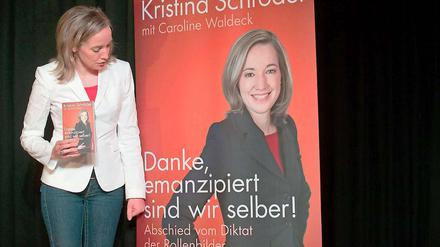 Wirbel gibt es vor allem um die Co-Autorin des Buchs von Familienministerin Kristina Schröder - Caroline Waldeck. Denn sie ist Referatsleiterin im Familienministerium.
