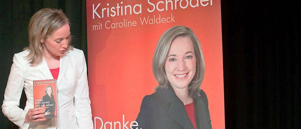 Wirbel gibt es vor allem um die Co-Autorin des Buchs von Familienministerin Kristina Schröder - Caroline Waldeck. Denn sie ist Referatsleiterin im Familienministerium.