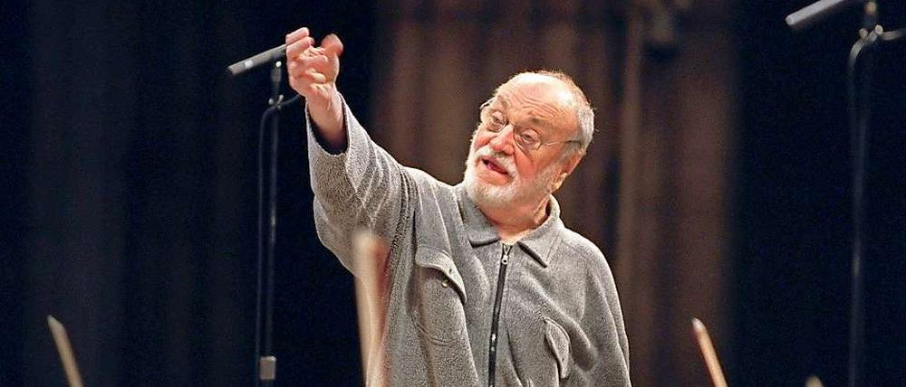Der deutsche Star-Dirigent Kurt Masur ist am Donnerstagabend bei einem Konzert in Paris gestürzt.