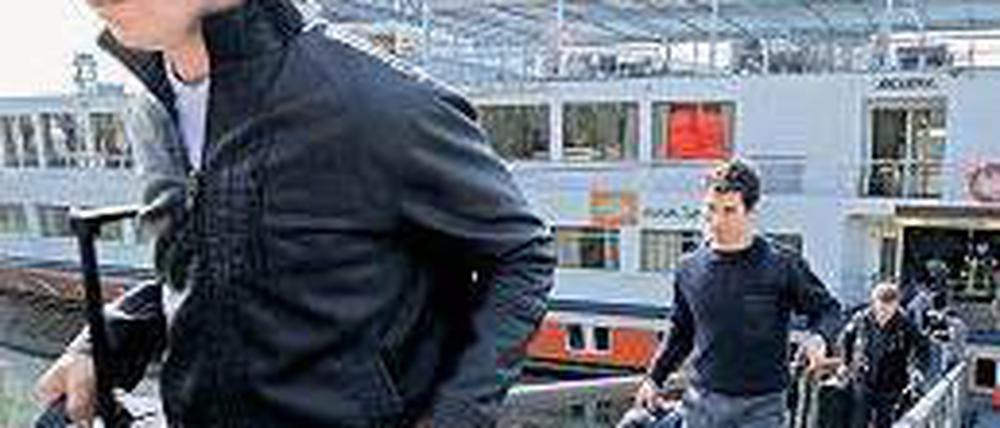 Die Besatzung trägt die Koffer der Passagiere aus dem Schiff. Foto. dapd