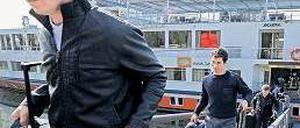 Die Besatzung trägt die Koffer der Passagiere aus dem Schiff. Foto. dapd